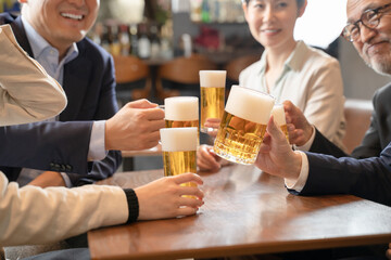 ビールで乾杯する会社帰りの打ち上げ飲み会