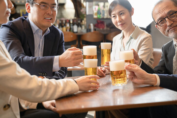 ビールで乾杯する会社帰りの打ち上げ飲み会
