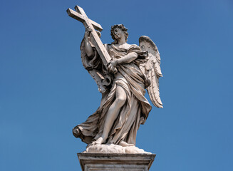 Obraz premium Angel with the Cross statue on St. Angelo Bridge (Ponte Sant'Angelo) in Rome, Italy.