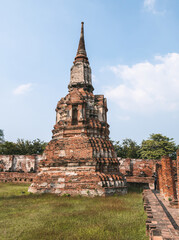 Fototapeta premium Wat Mahathat (Temple of the Great Relic), ancient old pagoda or stupas in Ayutthaya, Thailand.