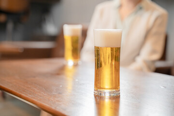 テーブルに置かれたグラスビール © rrice