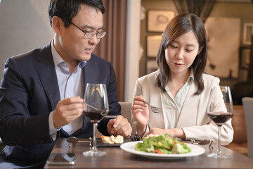 レストランで食事をする男女