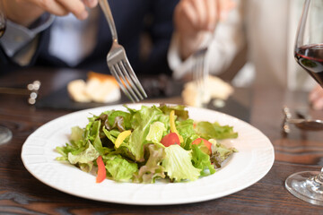 レストランで食事をする男女の手元
