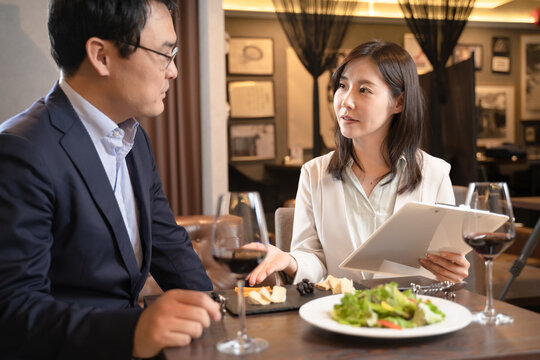 レストランの料理メニューのコンサルをする女性