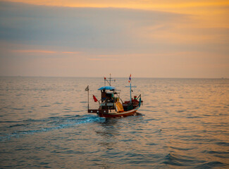 Obraz premium Sailing boat during sunset at Promthep Cape in Phuket peninsula, Thailand