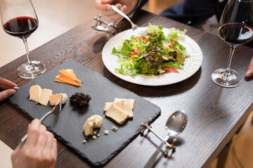レストランで会話をしながら食事をする男女の手元