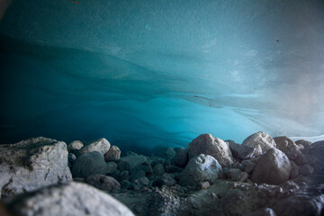 sous le glacier
