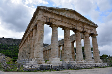 Old greek temple at Segesta, trapani Sicily, Italy - obrazy, fototapety, plakaty