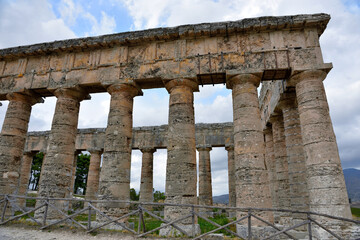 Old greek temple at Segesta, trapani Sicily, Italy - obrazy, fototapety, plakaty