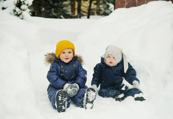 Fototapeta na wymiar brother and sister in winter
