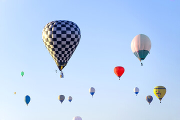 Obraz premium Hot air balloons floating in the autumn sky