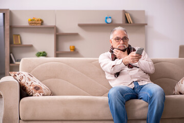 Obraz premium Old man suffering at home