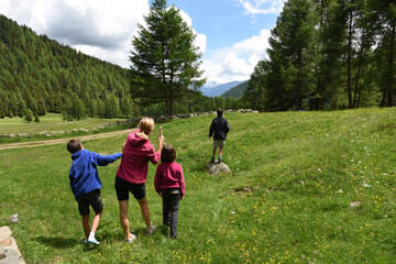 Obraz premium famiglia escursione montagna gita vacanza montagna verde