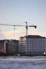 Dźwig w nadmorskim mieście  © Gytek