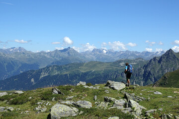 Fototapeta na wymiar Wanderer am Riedkopf im Montafon,; Blick zum Ferwall
