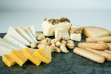 Una tabla con variedades de quesos madurados y suaves