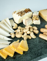 Una tabla con variedades de quesos madurados y suaves