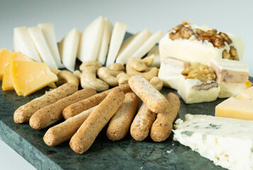 Una tabla con variedades de quesos madurados y suaves