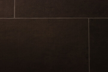 carrelage sombres avec des joins blanc formant des cases