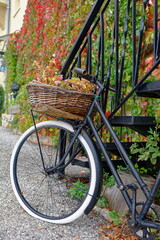 Altes Fahrrad an Treppe, vintage