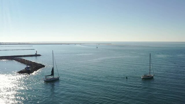 survol de voiliers et bateaux dans le golfe du lion pr&egrave;s de port Camargue