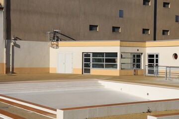 La piscine découverte, village de Saint Paul Trois Chateaux, département de la Drôme, France
