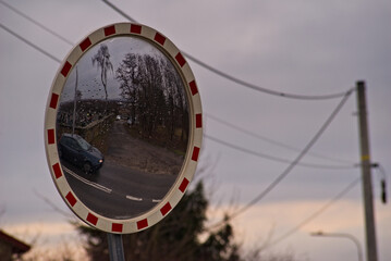  Lustro znak drogowy , U-18 a . Odbijające się w lustrze : cmentarz , droga ( ulica ) samochody ,...