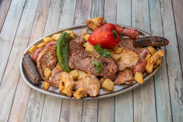 The barbecue, also called roast, churrasco, barbecue or toast, is a method of cooking meat from different animals, mainly beef, chicken or pork, by means of the heat of the fire.