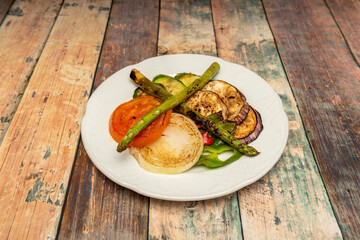 Virtually all vegetables can be grilled. Leeks, tomatoes, courgettes, aubergines