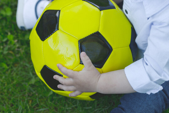 Infancia Y La Pelota De Futbol