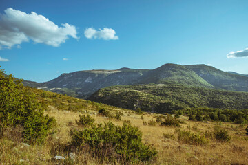 Fototapeta na wymiar Paysage de montagnes dans la Drôme dans le sud de la France