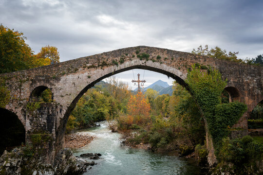 Cangas de Onis historic medieval roman bridge with Sella river