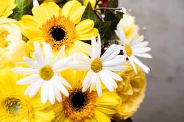 Bouquet of yellow flowers that the bride had at the wedding