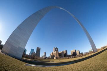 Fisheye lens wide angle view of the Gateway Arch national park in St. Louis Missouri - obrazy, fototapety, plakaty