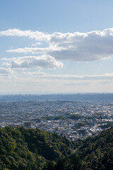 山から見下ろす街の風景写真