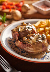 comida colombiana pollo  con champiñones y papas fritas 