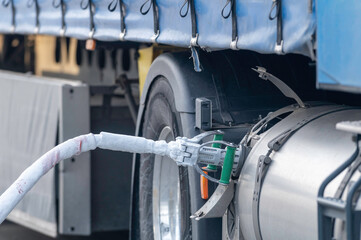 Eine vereiste Tankpistole für LNG steckt am Tank