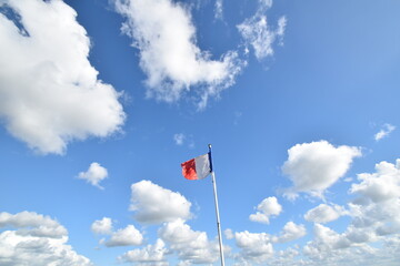 青空にはためくフランス国旗