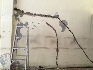 crack wall in building before repair