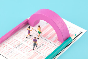 Walk into the gate on the mini creative answer sheet