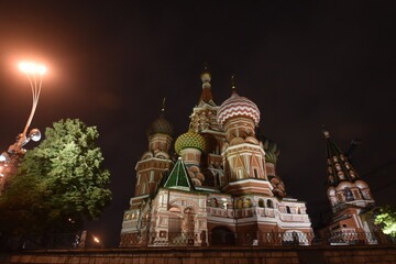 Fototapeta na wymiar ライトアップされた夜の聖ワシリー大聖堂