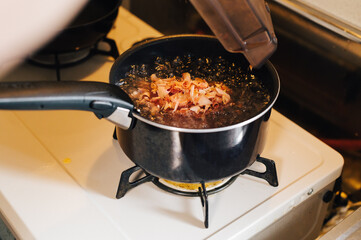 鰹節を煮出して味噌汁を作る