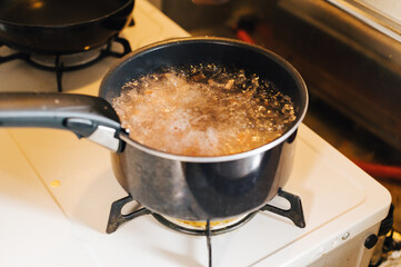 鰹節を煮出して味噌汁を作る