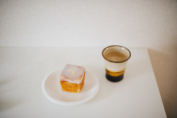 コーヒーと四角いケーキ