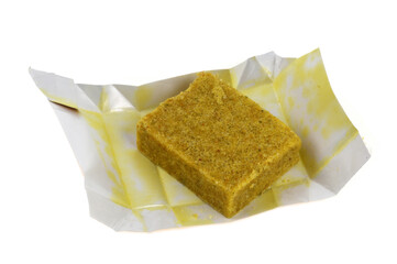 Bouillon cube dans son emballage ouvert en gros plan sur fond blanc