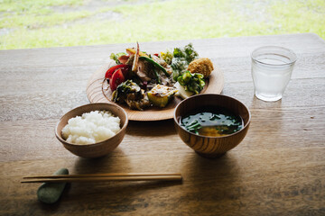 健康的な白米と味噌汁のランチ