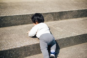 石階段を降りる幼児