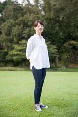 若い日本人女性　全身　笑顔　