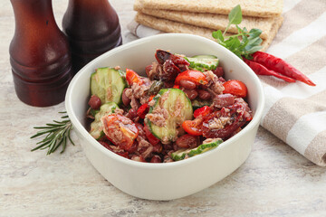 Tuna salad with bean and tomato