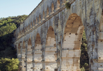 Pont du Gard avec ses grands arches, photographié de côté 